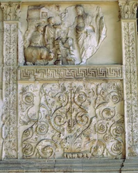 Æneas ofrer til Penates, vestvæggen af Ara Pacis (marmor)